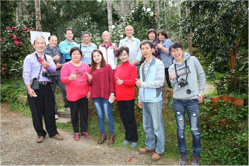 學員們至山茶花之家留影。