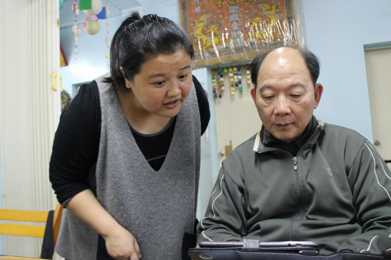 輔導員慧玉一起幫忙教導學員平板操作
