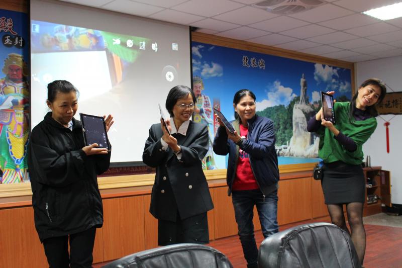 學員們上台當模特兒,互相學習拍照