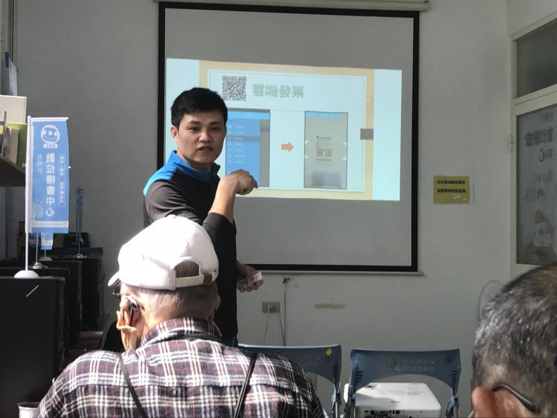 何講師的教學中