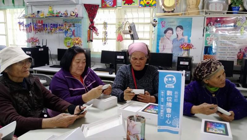 學員操作畫面、專心的聆聽