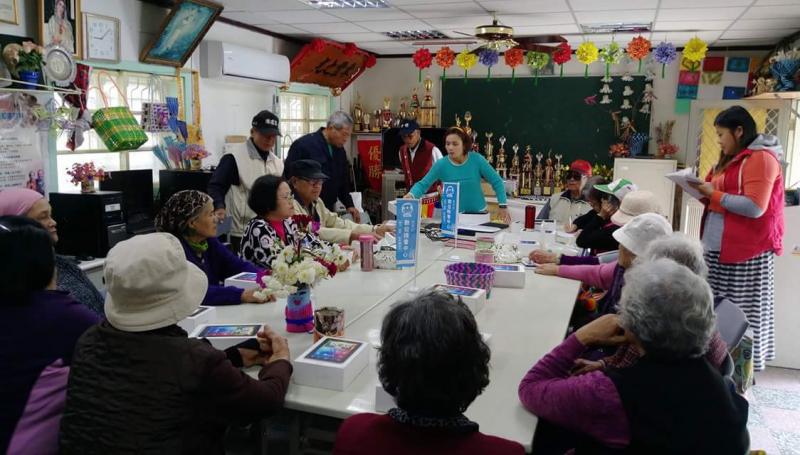 學員互相討論學習