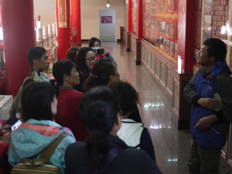 學員認真聽解說中