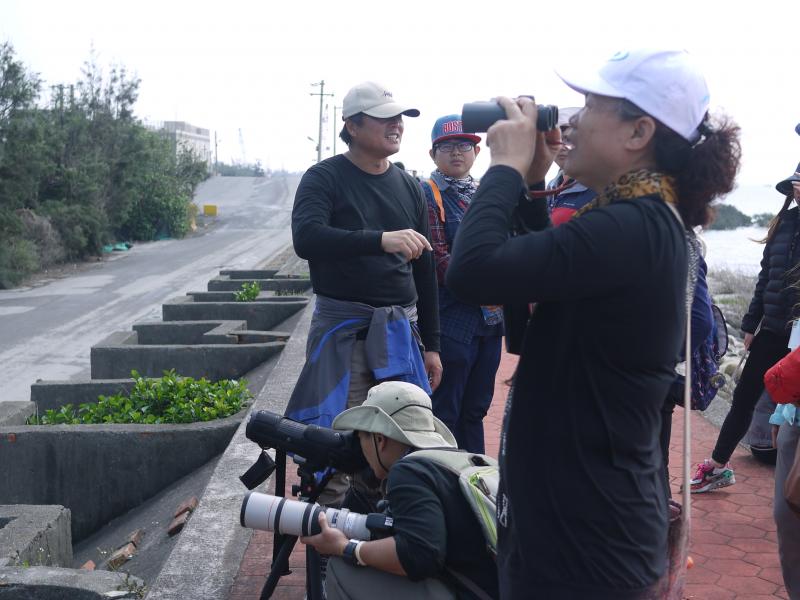 芳苑社區導覽-學員以單筒望遠攝備 觀察古今的社區變化