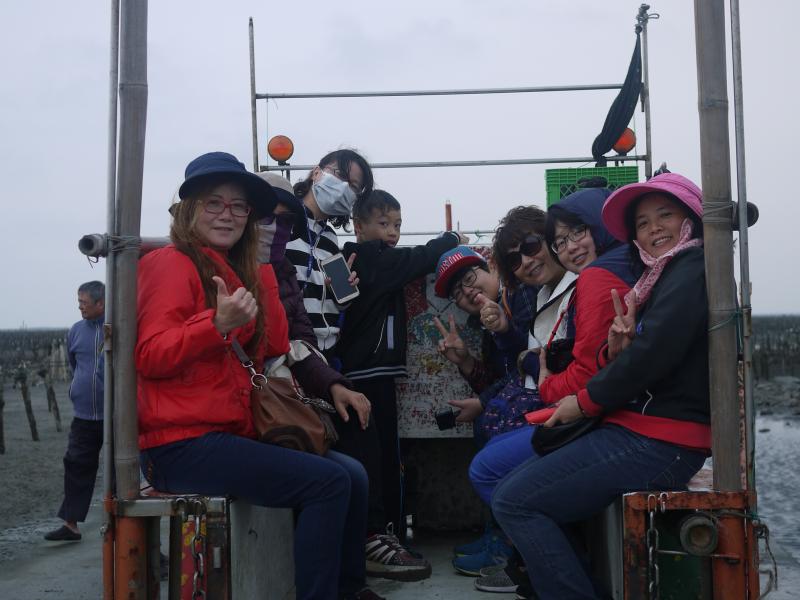 搭乘採蚵車前往蚵田