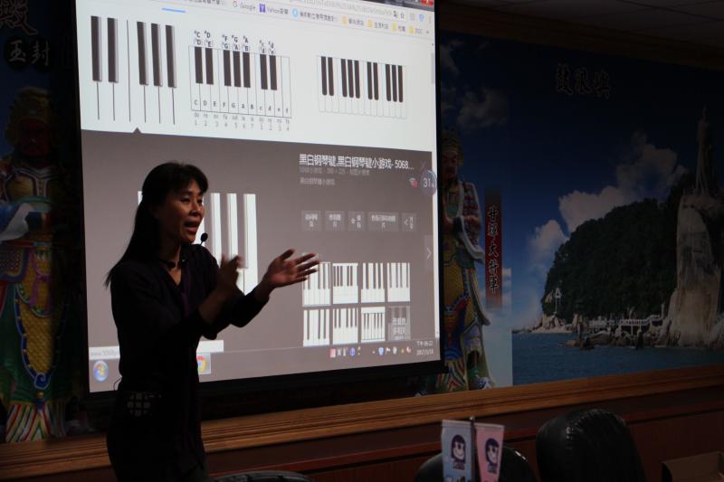 講師指導學員操作平板