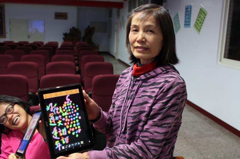 學員與他下載的APP 合照