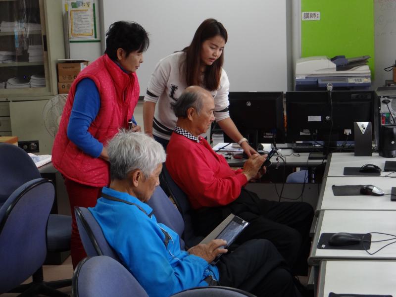 學員操作碰上困難，講師講解。