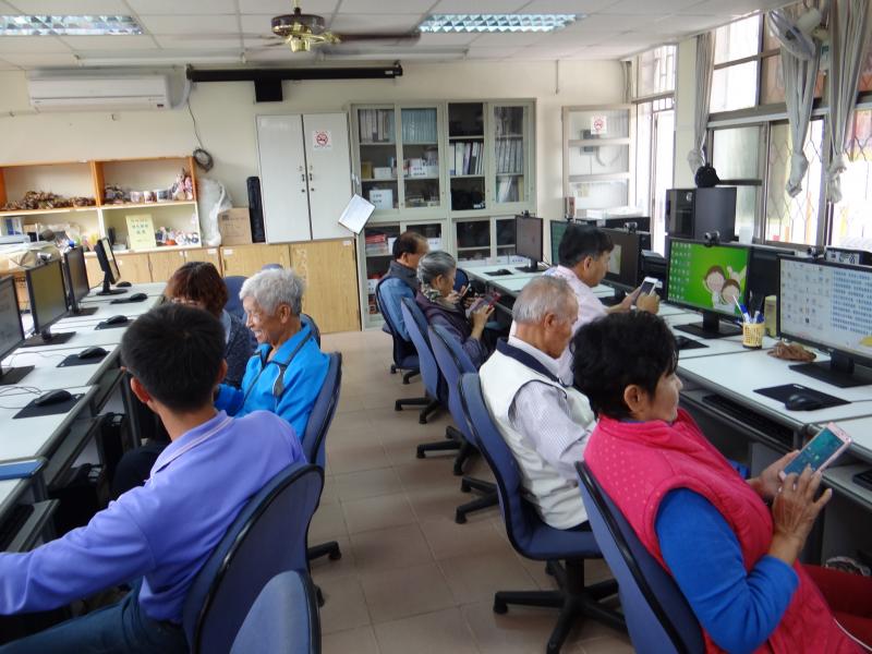 學員實作中，學會觀看youtube影片，並搜尋，加最愛等。