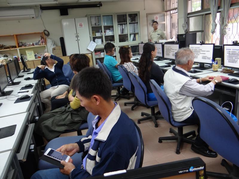 講師講解健康體重管理APP。