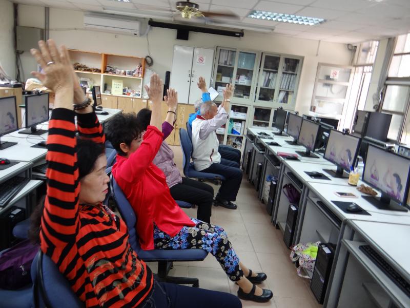 學員一起動一動，老人防跌健康操。