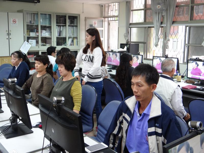 大家看著影片，一起做拍打操。