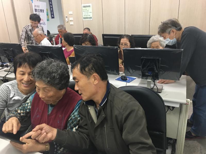 鳳林數位機會中心平板電腦e點就通課程，講師與學員互動討論