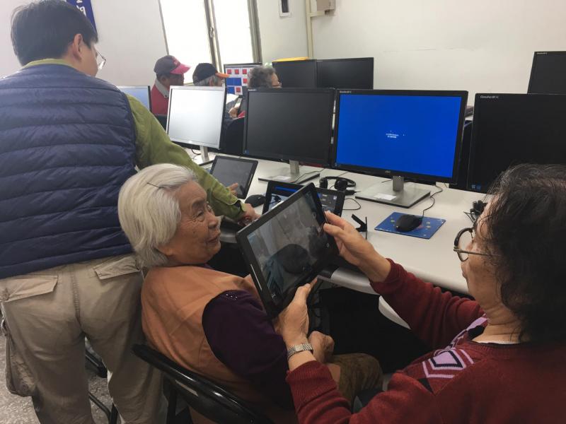 鳳林數位機會中心平板電腦e點就通課程，互相練習應用