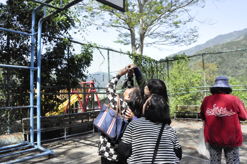 講師帶領學員到戶外進行外拍，透過觀察挖掘日常的美，教導攝影技巧。