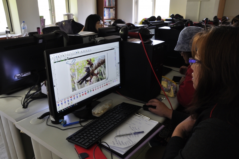 講師教導學員利用影像編輯APP進行照片的後製與編修。