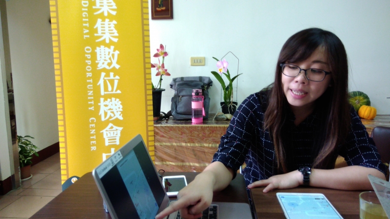 Android手機 / 平板雲端輕鬆學課程，講師用筆電為學員解說如何操作