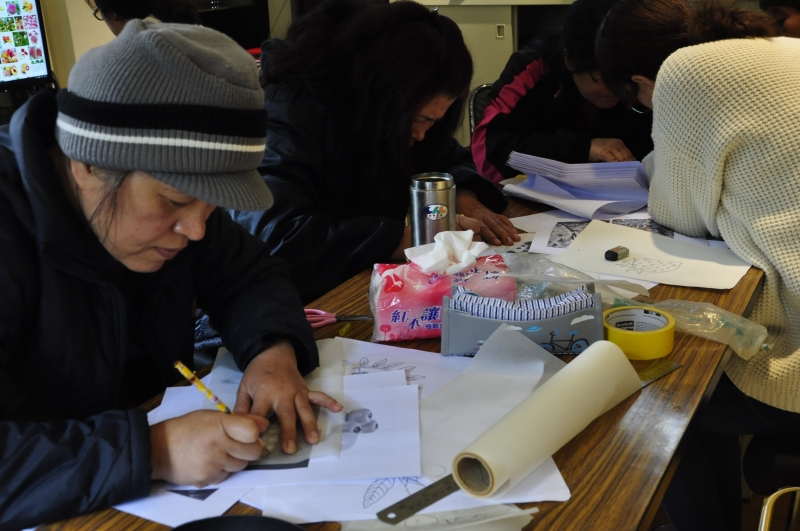 透過網路搜尋設計素材，利用影修編修軟體進行後製與創作。