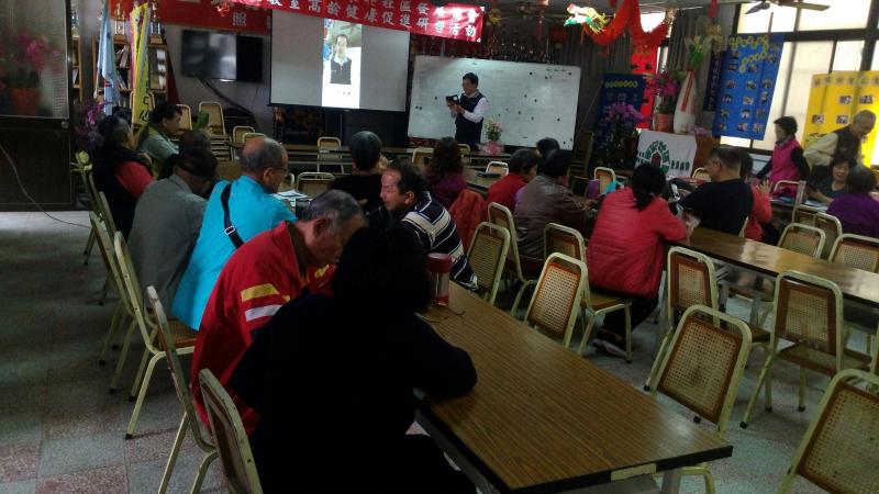 老師教導學員下載LINE