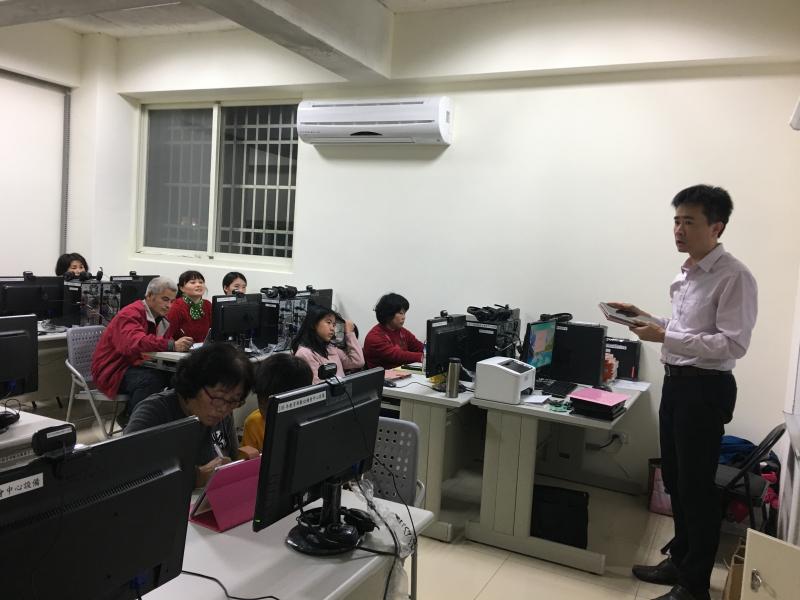 學員認真的看著老師上課