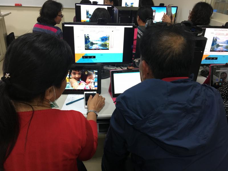 學員認真操作平板