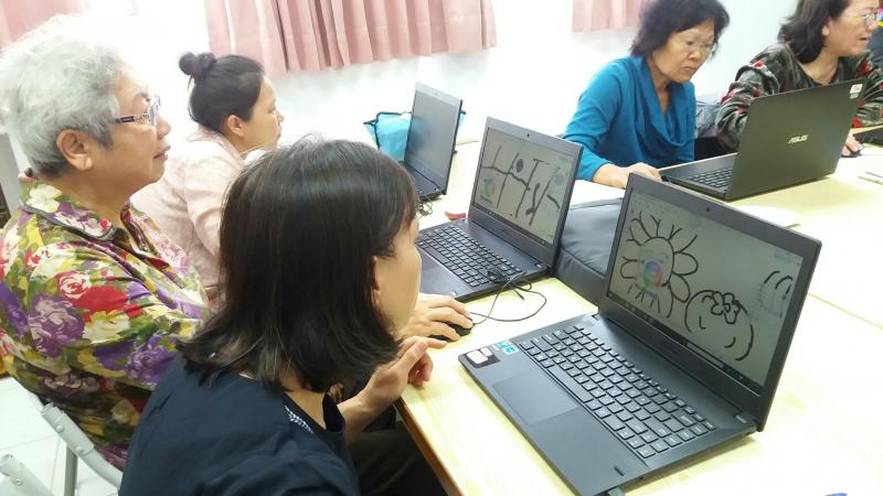 學員用電腦編輯圖片