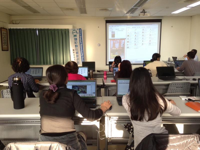 學員專注的看著老師介紹軟體