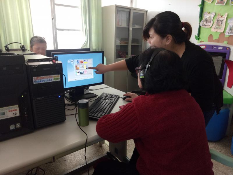 講師對學員個別指導