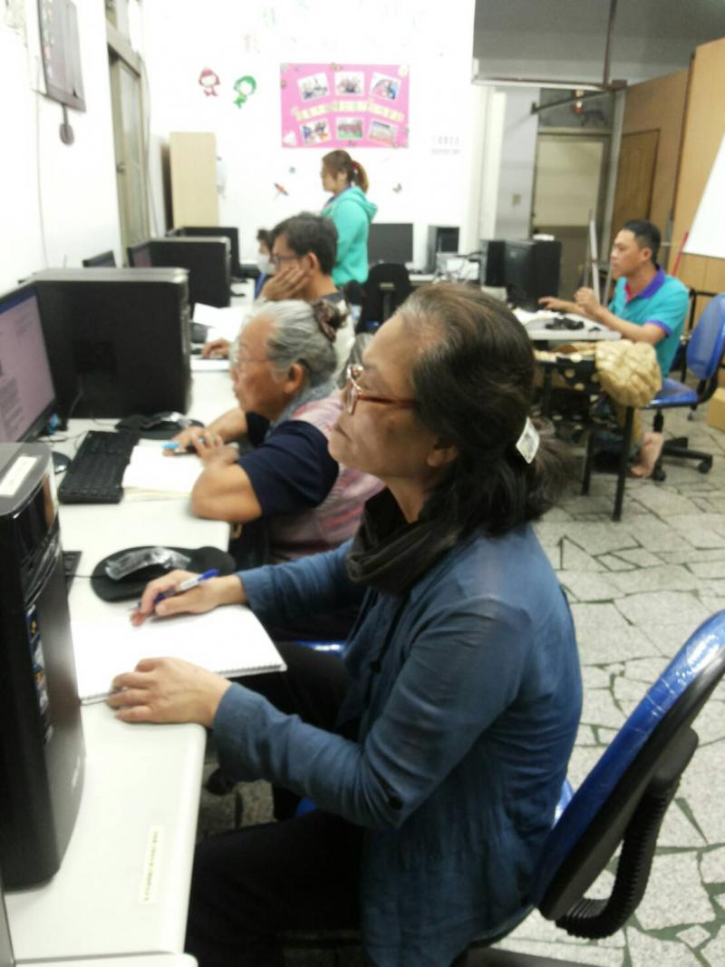 學員們認真做筆記，學員也表示以前也接觸過電腦，但是太久沒接觸生疏了，很開心有這個機會學習也期待下一堂課