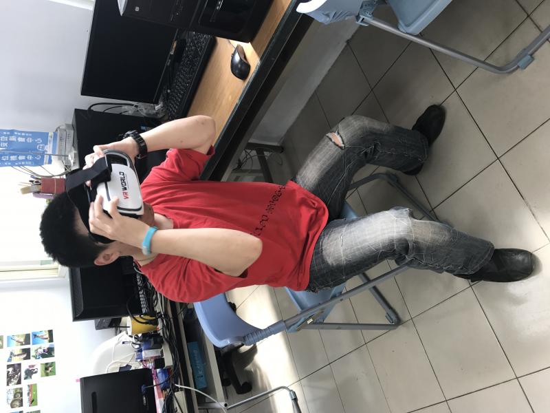 學員體驗VR