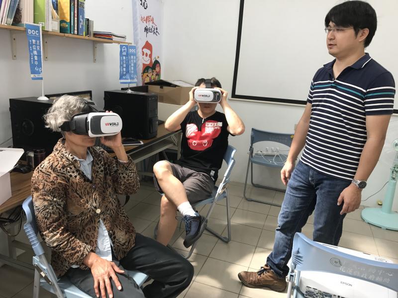 學員依講師的指點試用VR