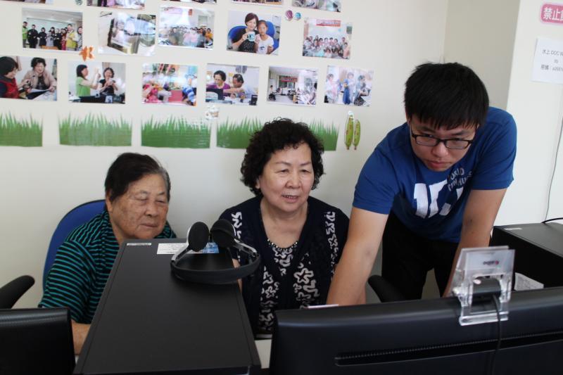 安祥老師教學員做電腦設定