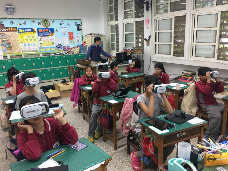 學員練習VR技術應用操作功能