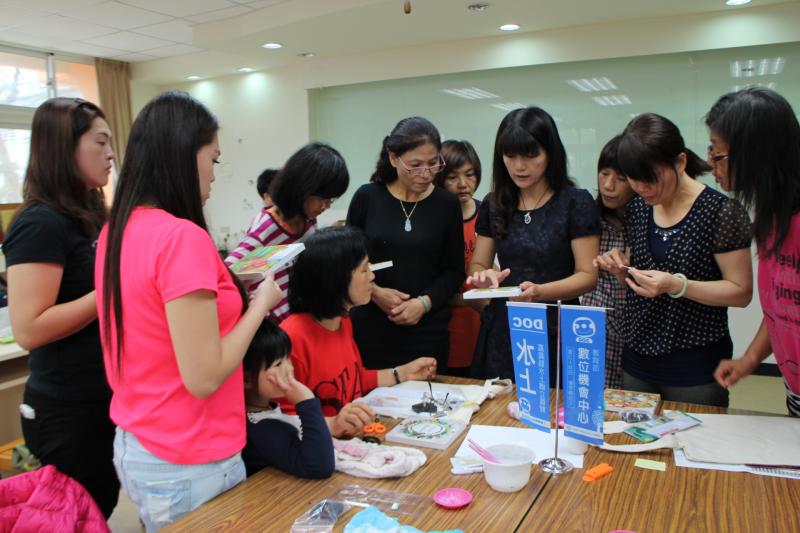 麗娟老師為大家講解及示範