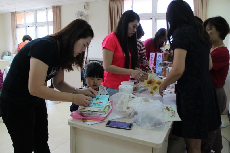 大家認真的在選紙