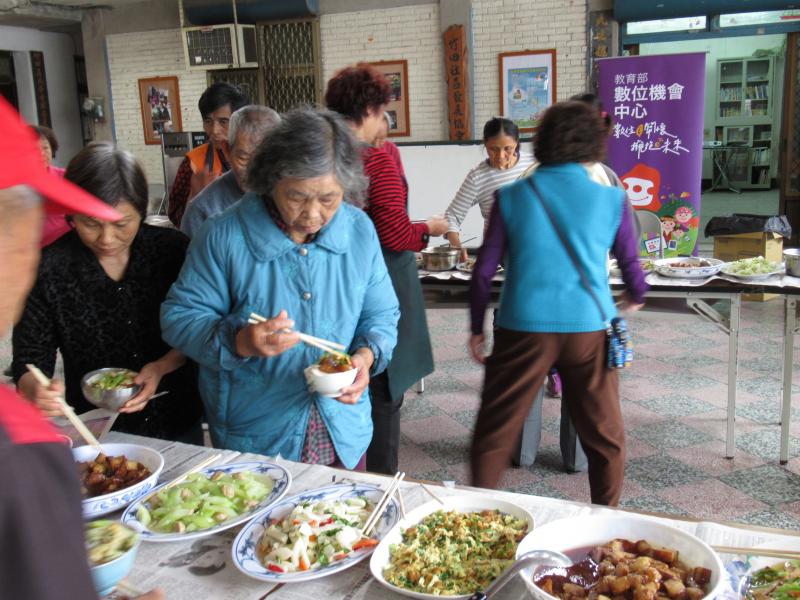 課後，DOC準備了社區廚房的餐點，大家一起吃飯再回家吧