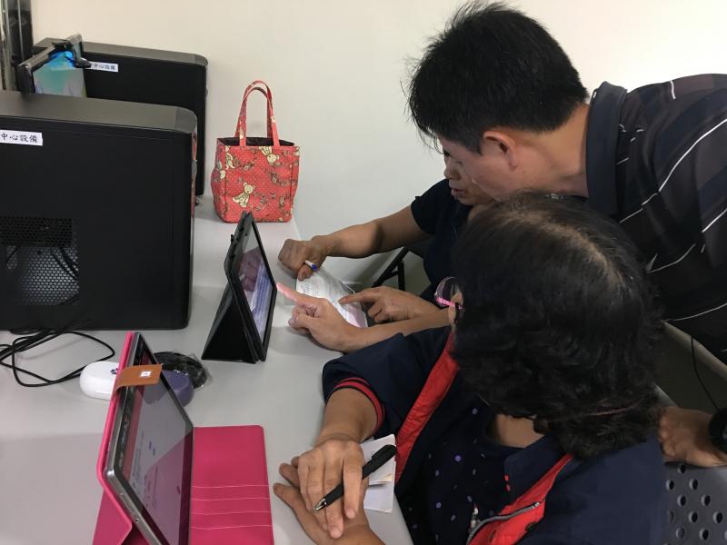 老師操作平板讓學員學習