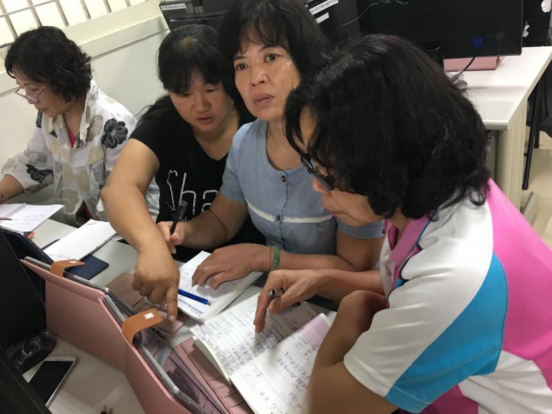 學員們互相學習如何操作平板