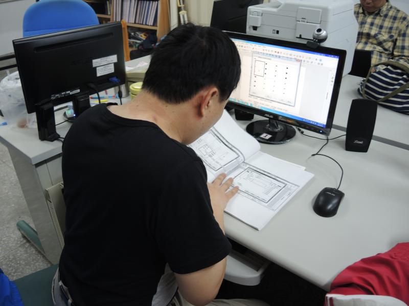 學員認真看著講義  了解文書處理的基本功能，快速製作各種表格。