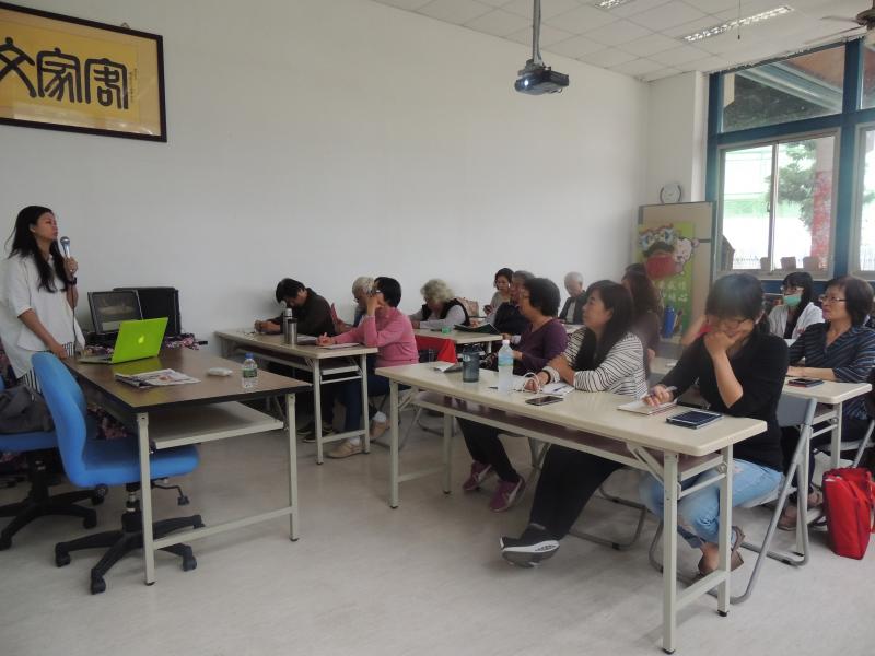 林欣穎老師說明利用手機拍攝商品的應用，如利調整光線的來源角度進行拍攝