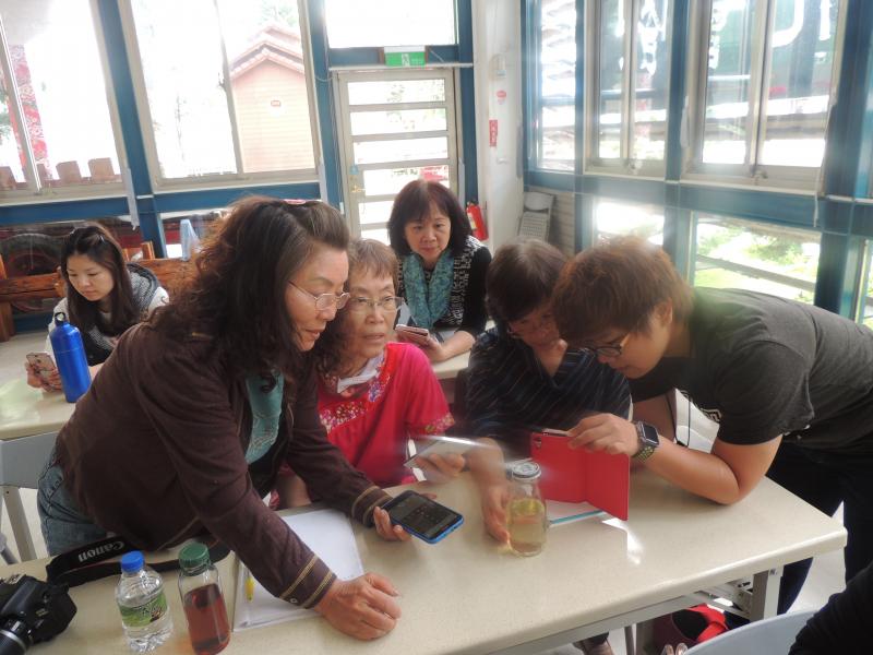 學員一同測試手機白平衡的功能