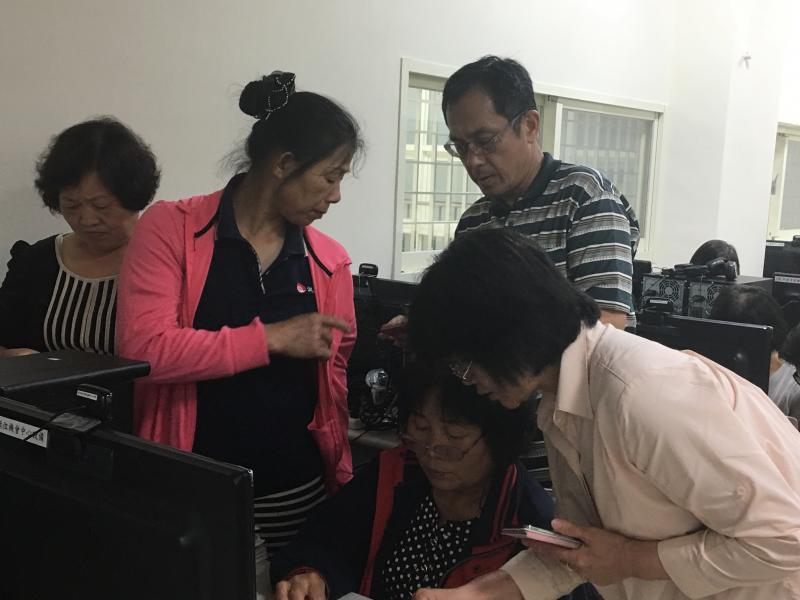 老師指導學員手機APP的應用