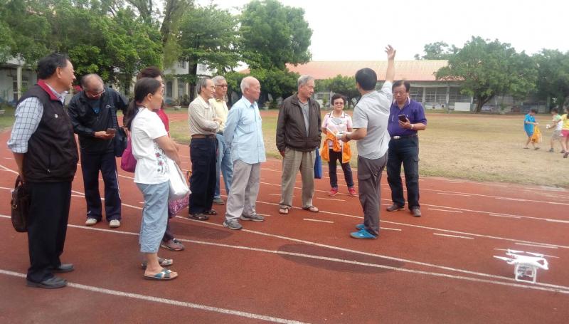 陳導演戶外實際操作機器與空拍機設備。