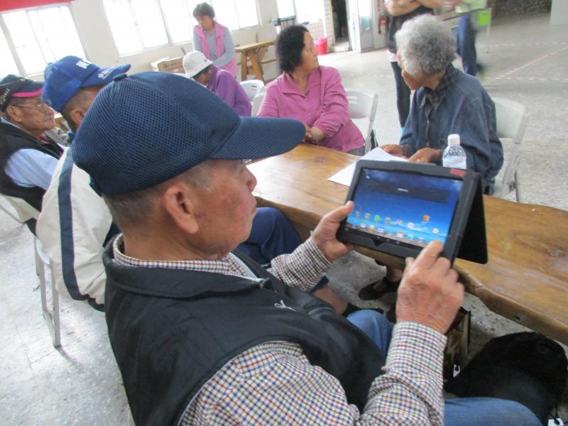 分享平板和智慧型手機相似點讓阿公阿嬤們了解，還加碼拍照軟體，拍拍拍  逗樂阿公阿嬤的B612軟體拍照，讓整場課程好可愛好溫馨