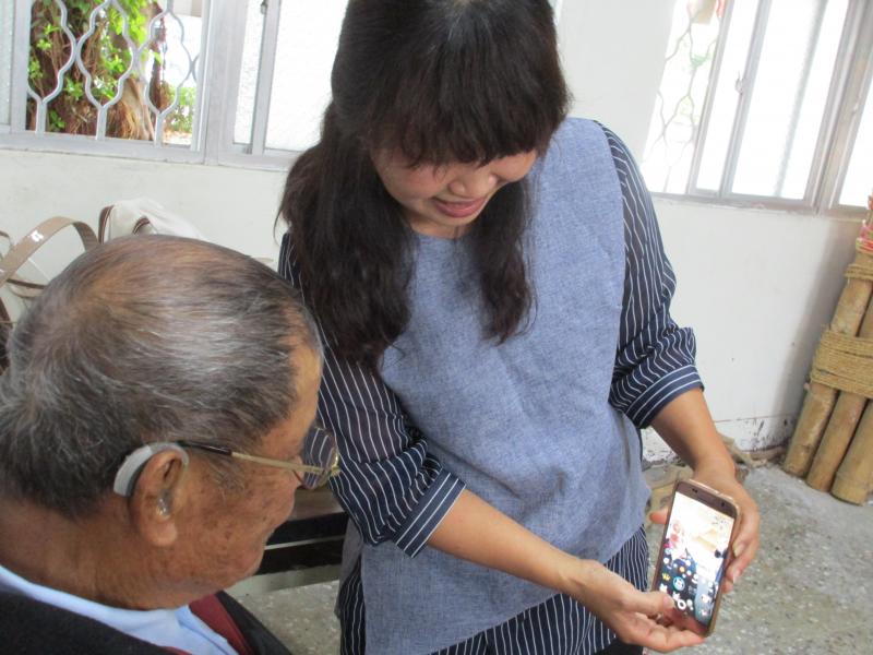 老師認真教導不會的學員