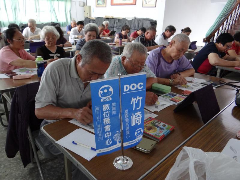 學員們聽從講師講解，圖畫上色，須上在黑線內，不要超出線，才能從平板掃出3D圖樣。