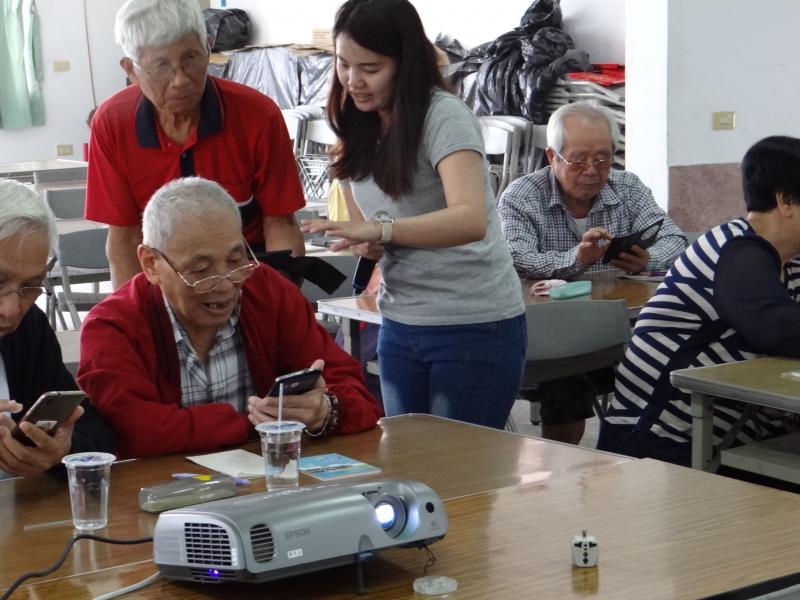 學員們下載湯姆貓APP試玩中