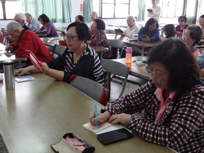 課程中，學員認真做筆記，如何進到play商店下載APP。