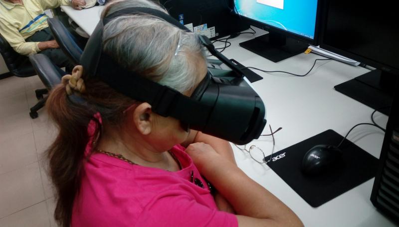 長輩帶起VR眼鏡體驗2