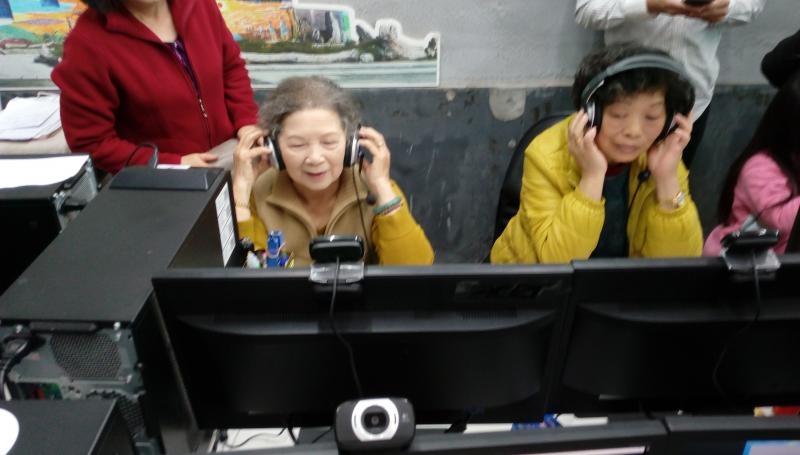 學員帶起耳機開始查詢自己要聽的歌